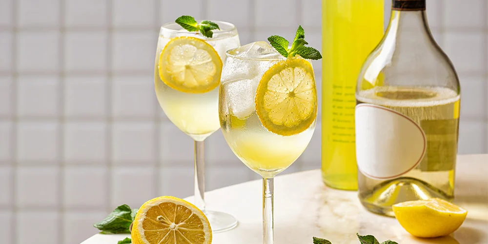 Limoncello spritz serving