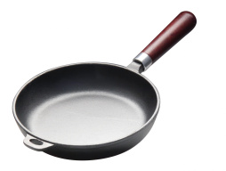 Сковорода d=26 см. h=5,5 см. 2,4 л. чугун. с дерев. ручкой /1/6/